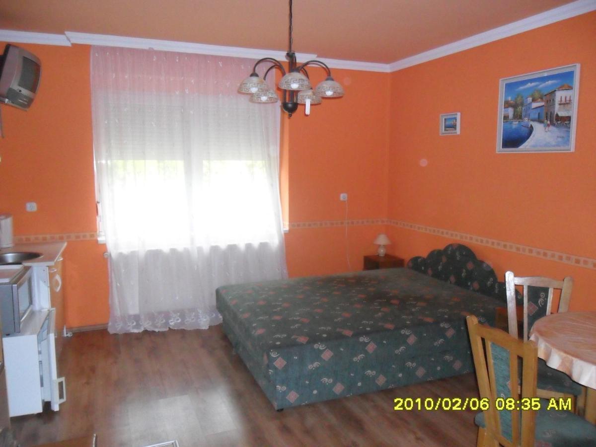 Emese Apartman ไฮจ์ดุสโซบอสโล ภายนอก รูปภาพ