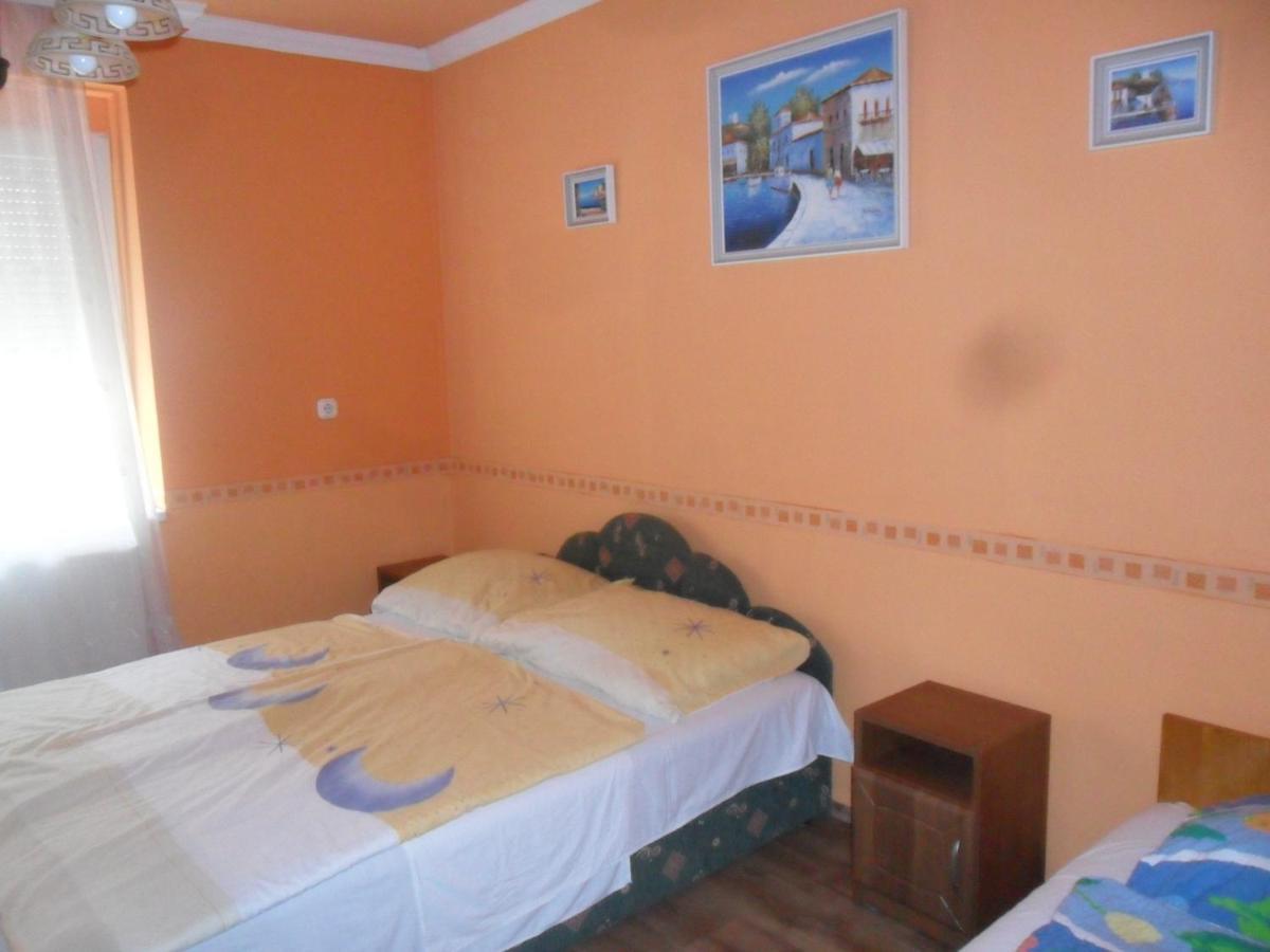 Emese Apartman ไฮจ์ดุสโซบอสโล ภายนอก รูปภาพ